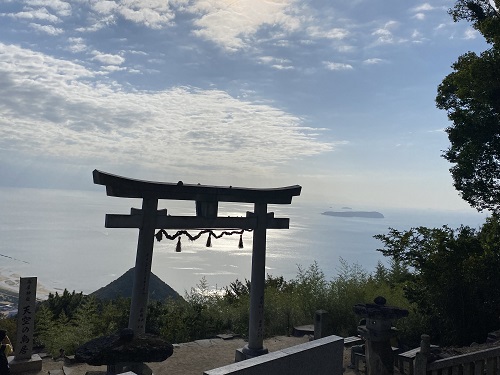 天空の鳥居と海