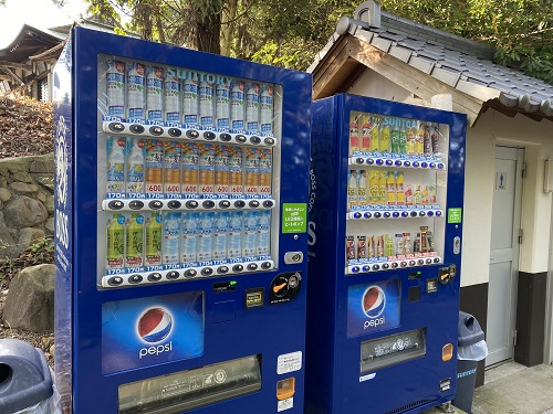 天空の鳥居山頂の自動販売機