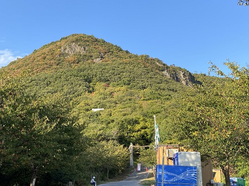 高屋神社下宮から見あげる山