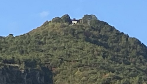 遠くから見える天空の鳥居