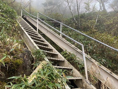 石鎚山の鎖を回避する急な階段