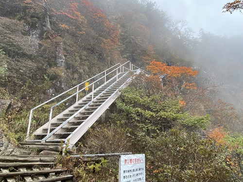 紅葉と鎖場を回避する迂回路の階段