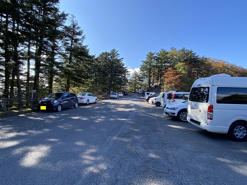 石鎚山駐車場の横で路上駐車の車