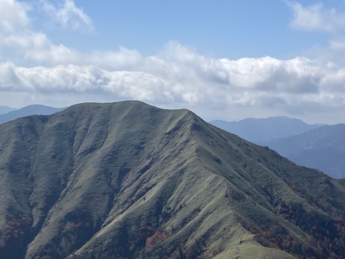 剣山山頂から見える次郎笈