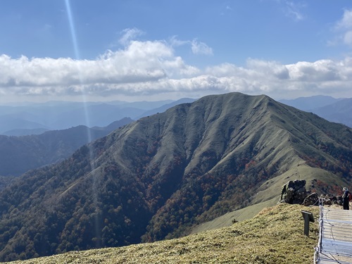 剣山山頂から見える次郎笈の遠景