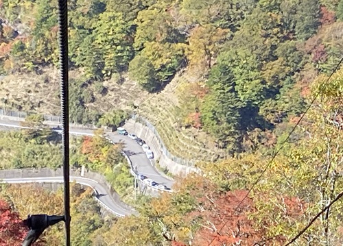 リフトから見える道に停まる車