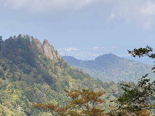 岩肌を見せる山と遠くに見える山々