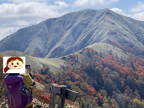 剣山の遊歩道から見える次郎笈と紅葉