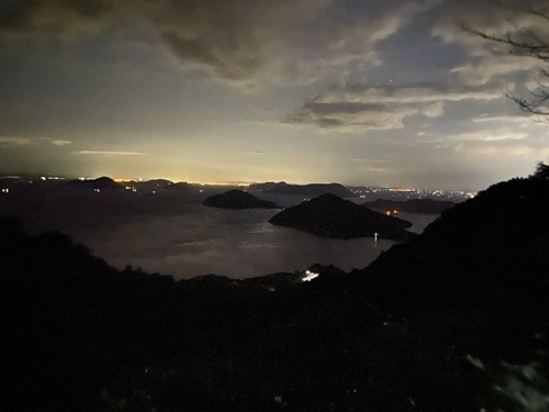 夜間紫雲出山の第一駐車場から見える海