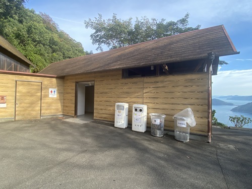 紫雲出山第一駐車場のトイレ外観