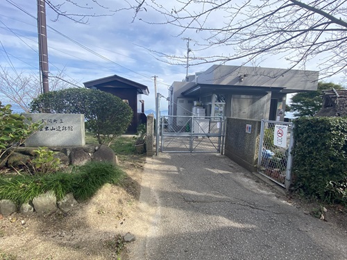 紫雲出山山頂の遺跡館