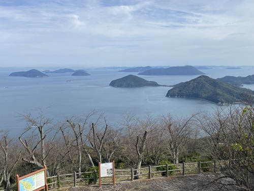 紫雲出山の山頂展望台から見える桜と島々