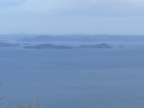 紫雲出山の山頂展望台から見える真鍋島