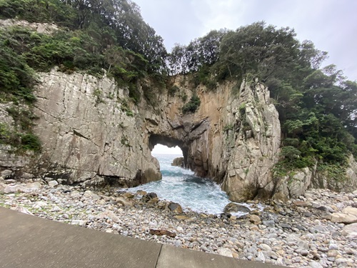 足摺岬の白山洞門の遠景