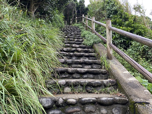 白山洞門の急な階段