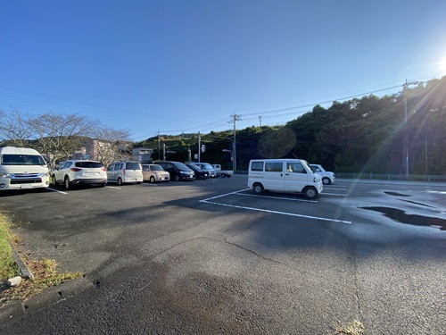 鹿島公園の駐車場と車