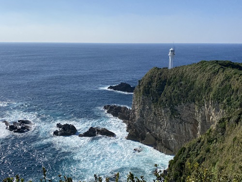 展望台から見た足摺岬灯台