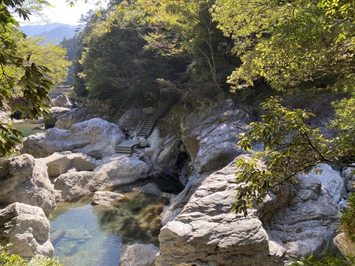 中津渓谷の岩と川