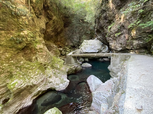 中津渓谷の水の上を歩く道