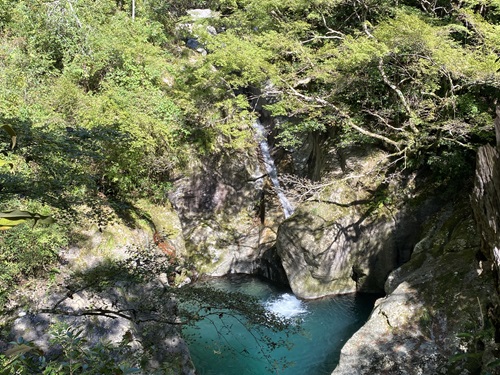 中津渓谷竜宮渕の深い青色の水