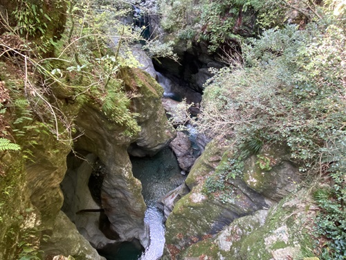 中津渓谷の石柱とその根元の水流