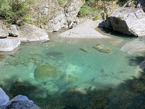 渓谷入口近くの青い川の水