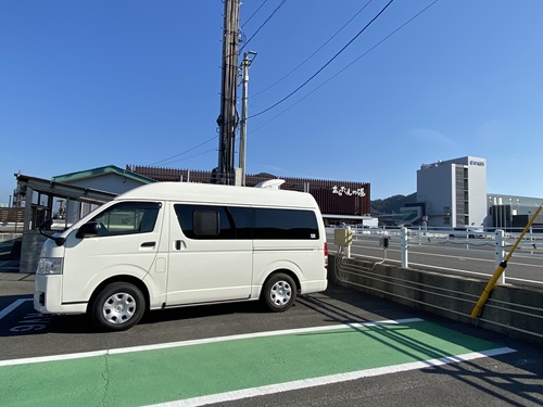 あらたえの湯の駐車スペースの横から見たところ