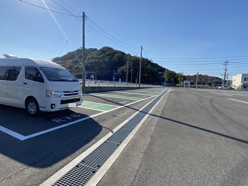 あらたえの湯の広い駐車スペース