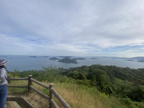 第二駐車場展望台から見える海と遠くに島