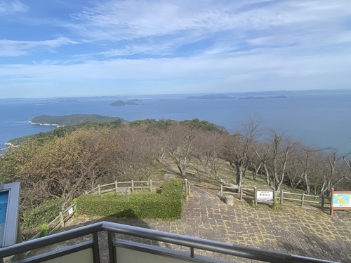 紫雲出山の山頂展望台から見える桜と海