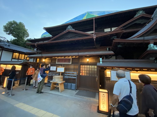 道後温泉本館の前