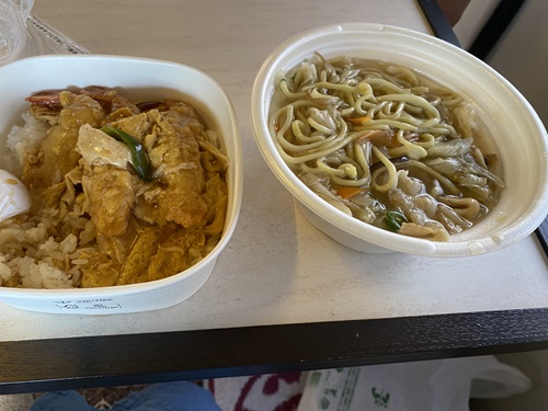 コンビニで買った親子丼と麺の弁当