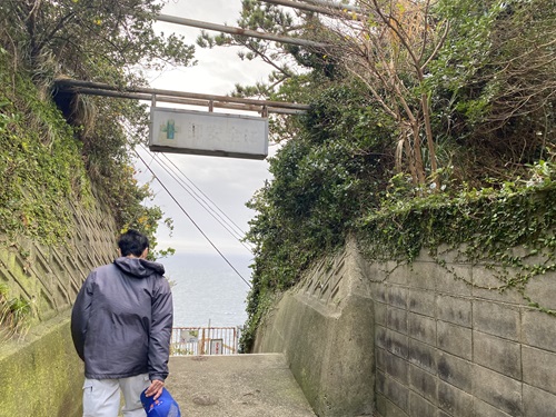 池島の第二立坑に向かう道