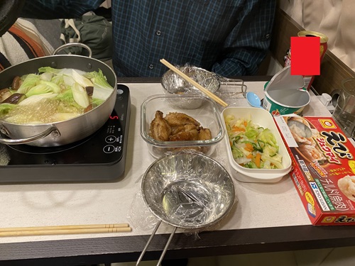 車内で野菜鍋や鶏手羽中とシューマイの晩御飯