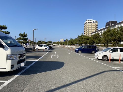 お昼の大蔵海岸東駐車場の駐車スペース