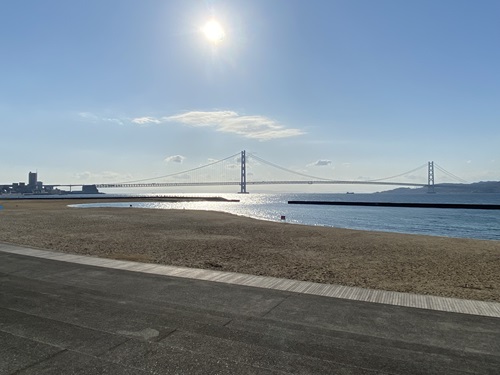 大蔵海岸から見た海と明石海峡大橋