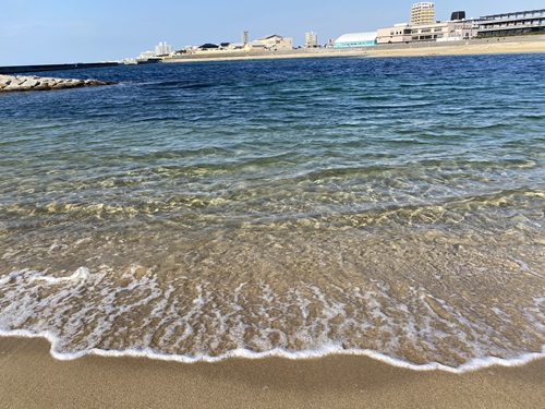 浜から見た綺麗な海水