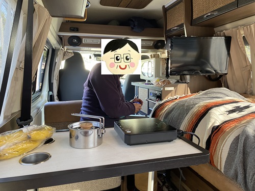 車内でまったりと朝ごはんの準備をする夫さん