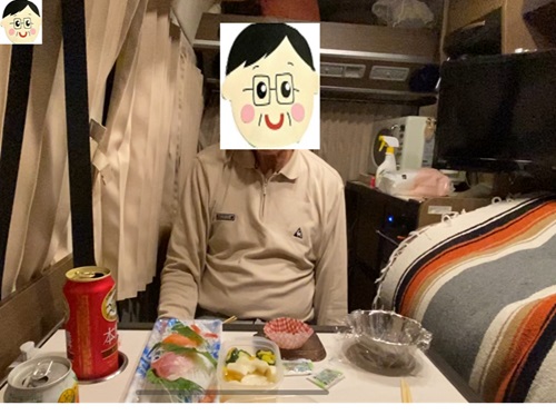 車内で夕食を前に疲れている夫さん