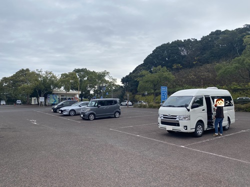 西海橋公園の駐車場でハイエースに乗り込むさっとん