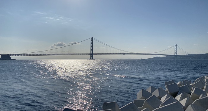 防波堤から見た明石海峡大橋