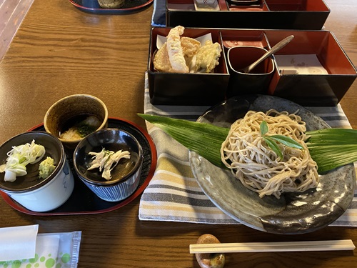 たからいランチのお蕎麦とつけだれ３種