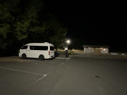 夜間の清水三保海浜公園駐車場とハイエース