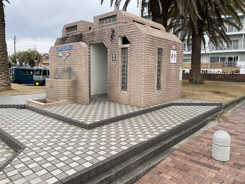 弁天島海浜公園のトイレ外観