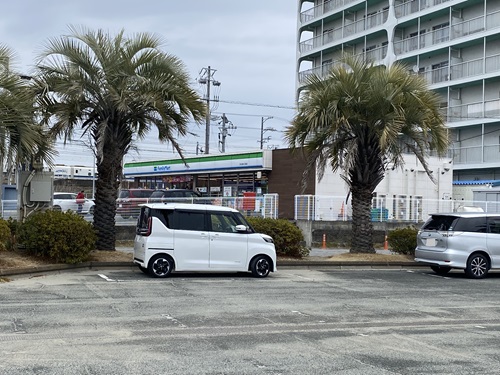 弁天島海浜公園駐車場から見えるコンビニ店