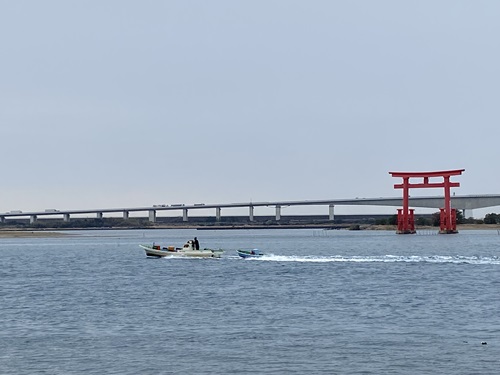 浜名湖の赤い鳥居とボート