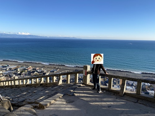 久能山東照宮の参道の階段から見える海