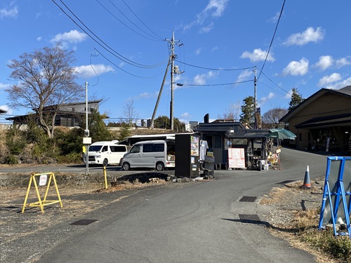 売店の方がやっている駐車場全景