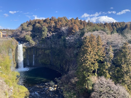 音止の滝と富士山の遠景