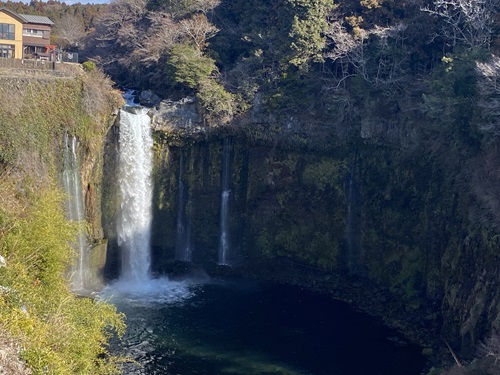 音止の滝の流れる風景